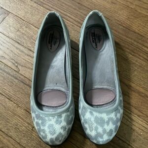 Life Stride silver leopard ballet flats